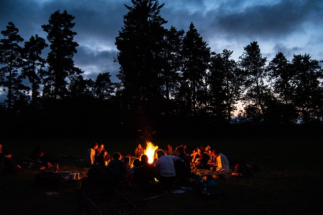 Menschen am Lagerfeuer